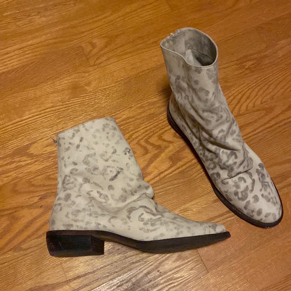 Matisse Eastside bootie size 10 leather back zip snow leopard pattern gray/white